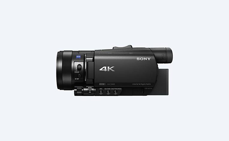 Diagonaal aanzicht van de Sony FDR-AX700-camcorder