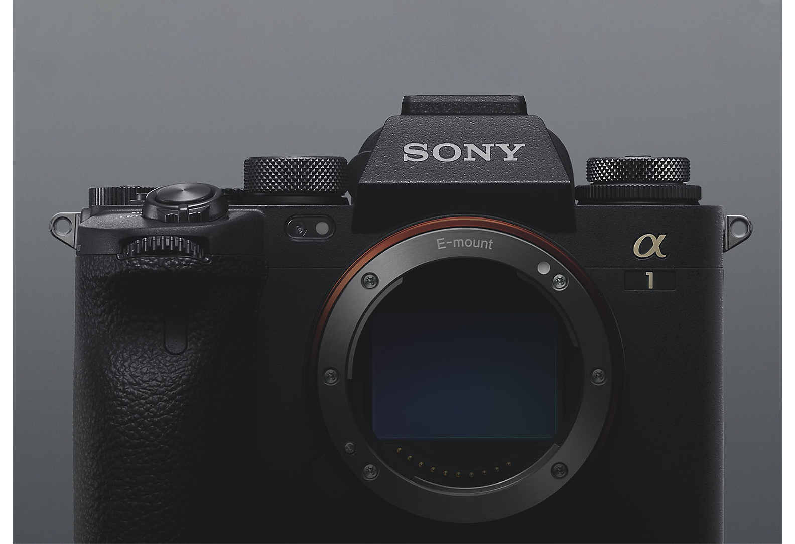 Pogled na Sony α 1 sprijeda na sivoj pozadini