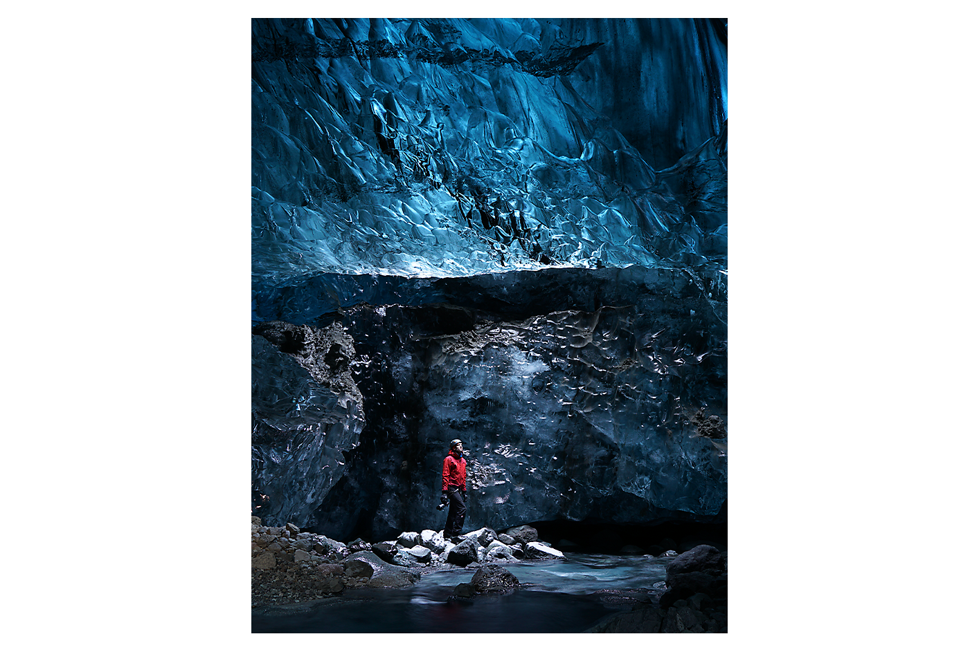 얼음 동굴 안에 있는 남성을 보여주는 예시 이미지