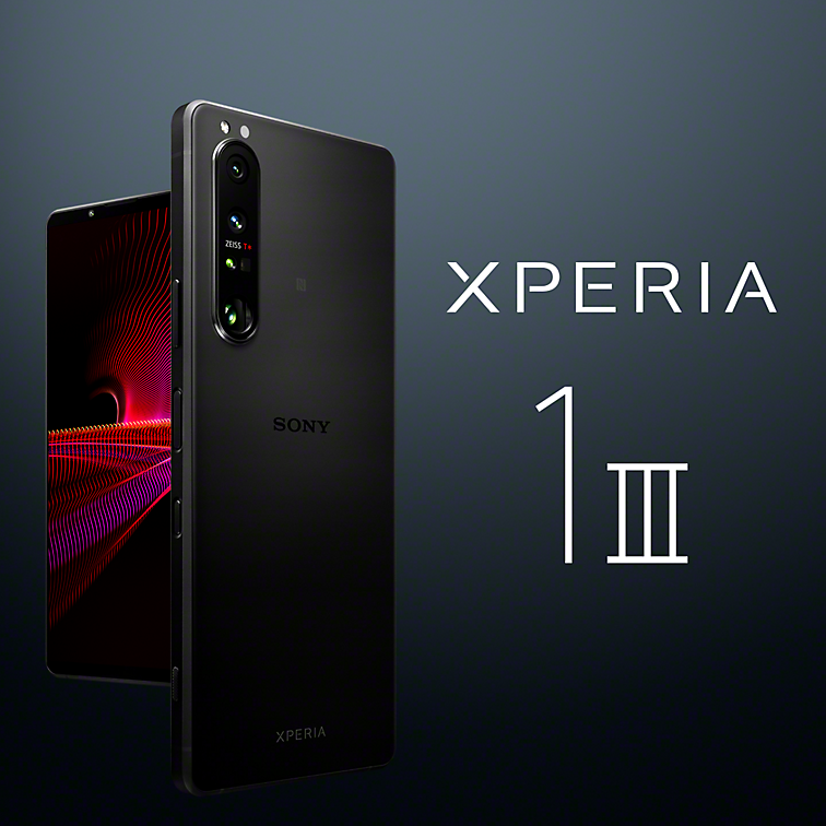 Dwa czarne smartfony Xperia 1 III na ciemnoniebieskim tle obok logo Xperia 1 III.