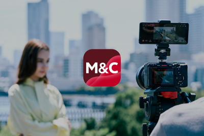 여성을 촬영 중인 비디오그래퍼. 카메라 상단에 부착된 스마트폰, Monitor & Control 화면에서 촬영 중인 영상을 표시 중.