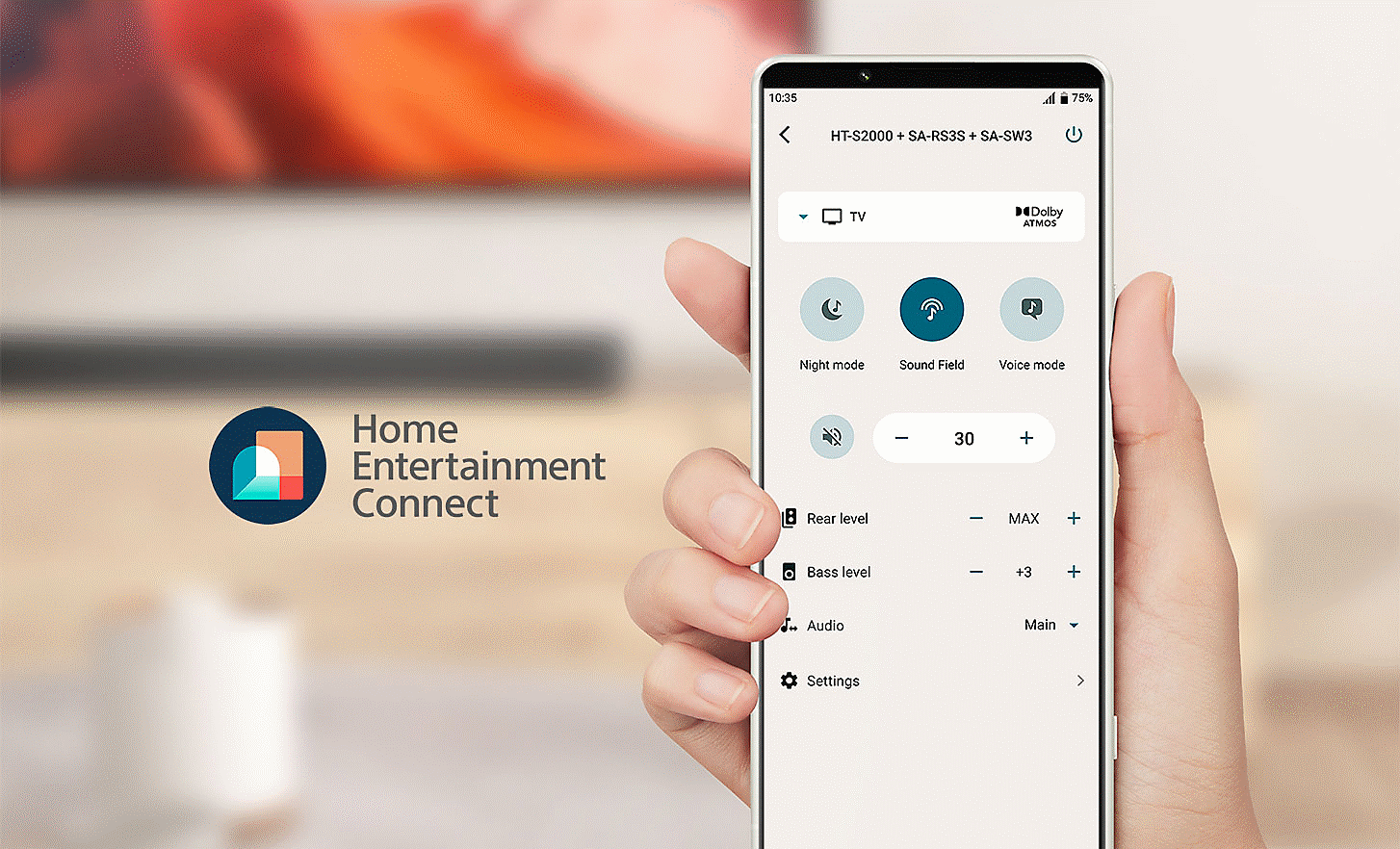 Изображение на ръка, държаща мобилен телефон, показваща меню с настройки, логото на Home Entertainment Connect се намира отляво