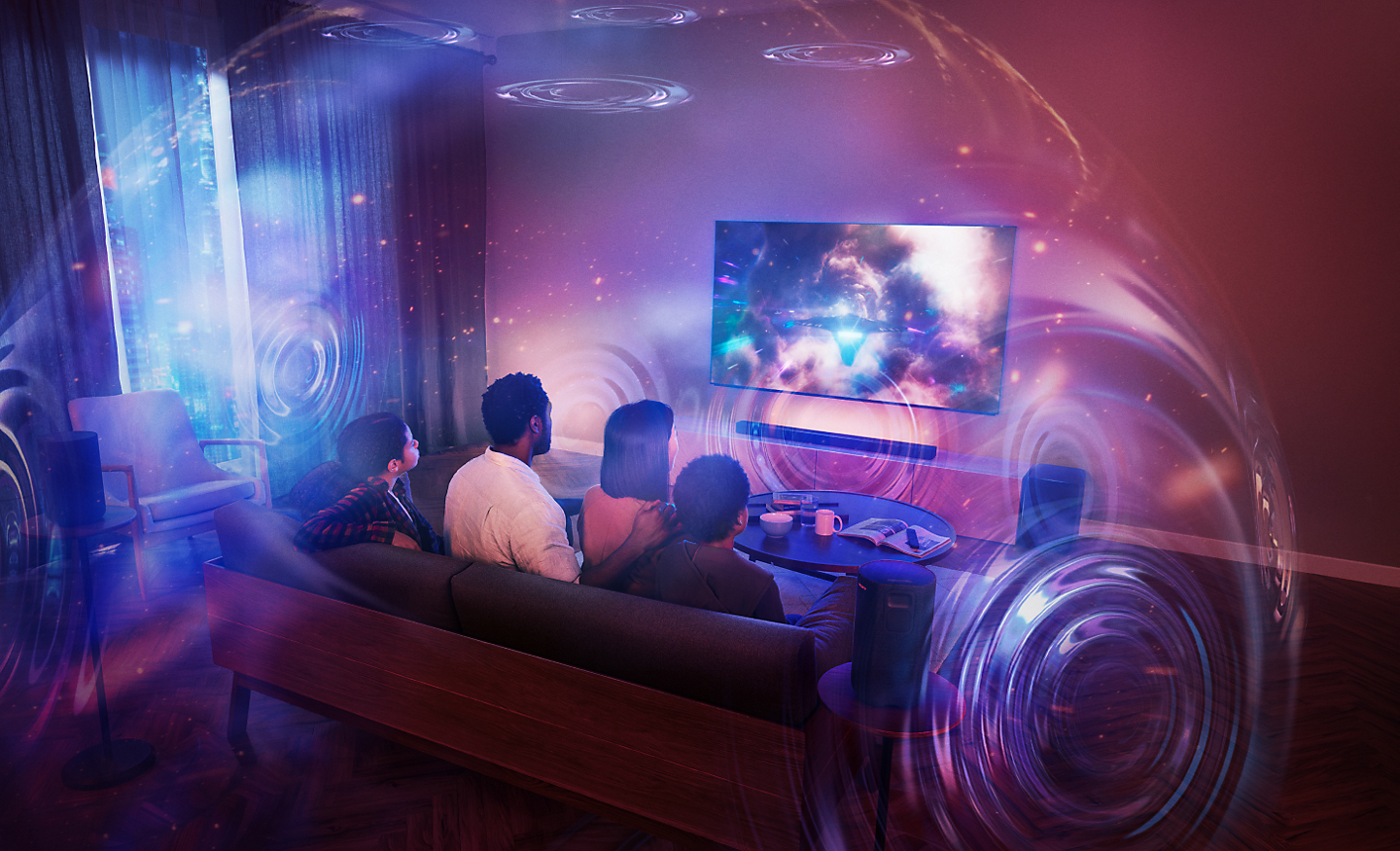 סצנת סלון עם שלושה אנשים שיושבים על ספה, טלוויזיה המותקנת על קיר, ומקרן קול עם כדורי צליל המציגים את ‎360 Spatial Sound Mapping