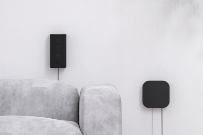 Enceinte arrière et boîtier de commande fixés au mur.