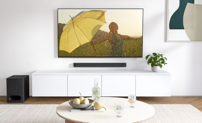 Configuration avec barre de son murale fixée au ras du mur sous le téléviseur.