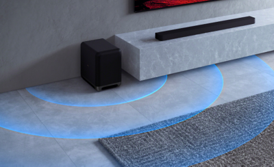 Soundbar pada permukaan marmer yang dipasangkan dengan subwoofer, dengan gelombang suara biru yang menggambarkan bass berkualitas lebih baik.