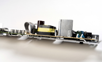 Close-up komponen soundbar di permukaan.