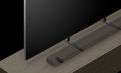 Close-up TV BRAVIA di atas dudukan dengan soundbar yang diletakkan di bawahnya