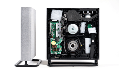 Расклопен звучник BRAVIA Theatre Quad, се гледаат внатрешните компоненти.