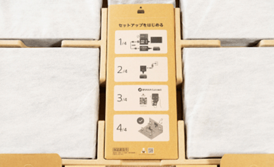 Пакување на BRAVIA Theatre Quad со водич за поставување прикажан во кутијата.