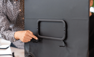 Човек го покажува држачот на BRAVIA Theatre Quad, кој има втора улога како носач за монтирање на ѕид.