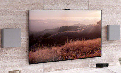 Телевизор BRAVIA со звучници BRAVIA Theatre Quad монтирани на ѕид, во минималистичка дневна соба.