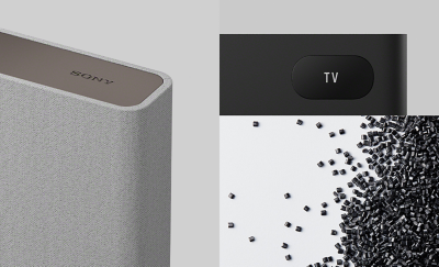 Слика одблиску од звучник BRAVIA Theatre Quad и од контролната кутија, со црни гранули од рециклирана пластика.
