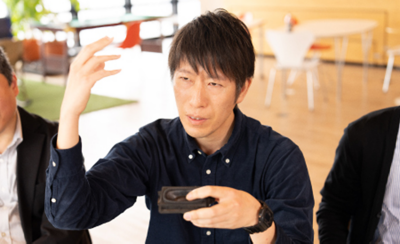 Дизајнерот на пакувањето го објаснува дизајнот на внатрешните компоненти на звучникот.