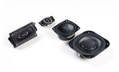 Слика одблиску од звучниците вградени во BRAVIA Theatre Quad.