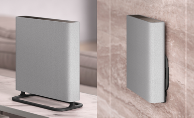 Звучници BRAVIA Theatre Quad: еден ставен на држач, а друг монтиран на ѕид, двата со светлосив материјал.