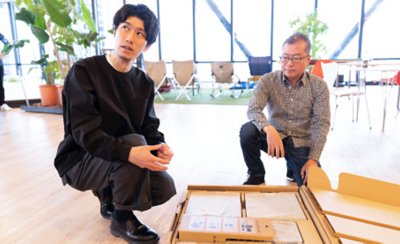 Инженери за производи го покажуваат пакувањето на BRAVIA Theatre Quad кое ја зема предвид животната средина.