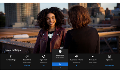 Escena de dos personas hablando en una azotea con el menú de configuración rápida del televisor BRAVIA superpuesto para control de sonido