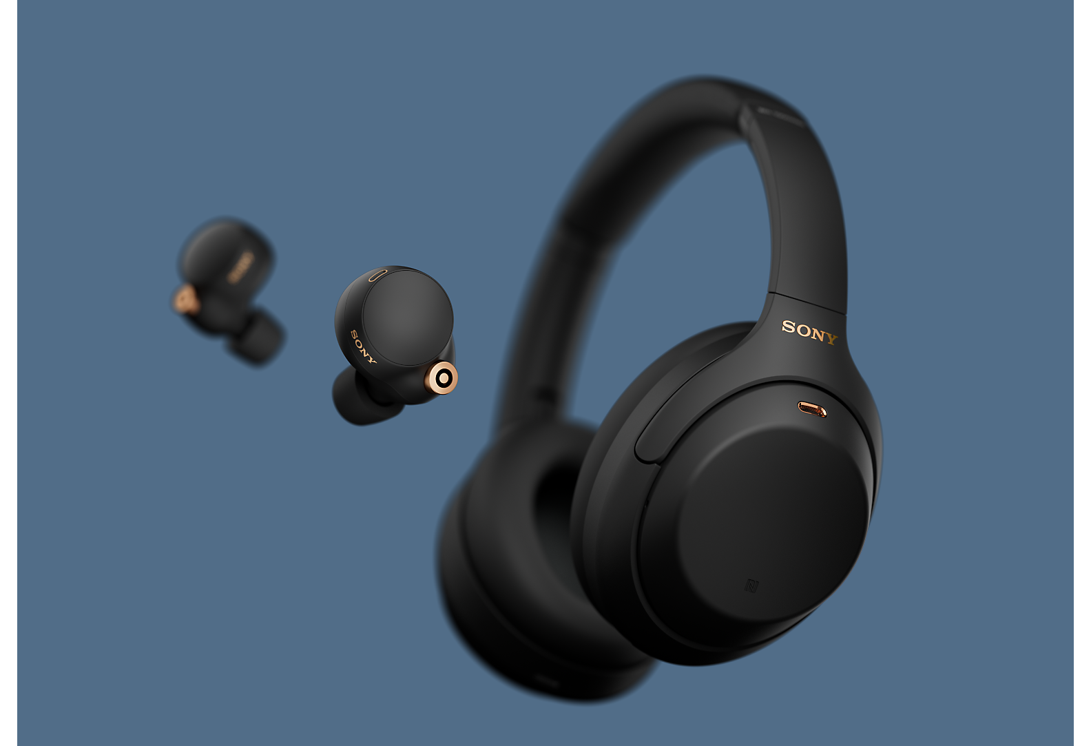 To hovedtelefoner med støjreduktion fra Sony på blå baggrund