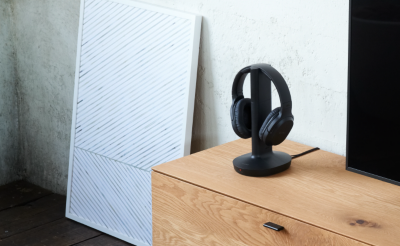 Photo style de vie d'un casque sans fil pour la maison sur une console en bois dans un salon moderne