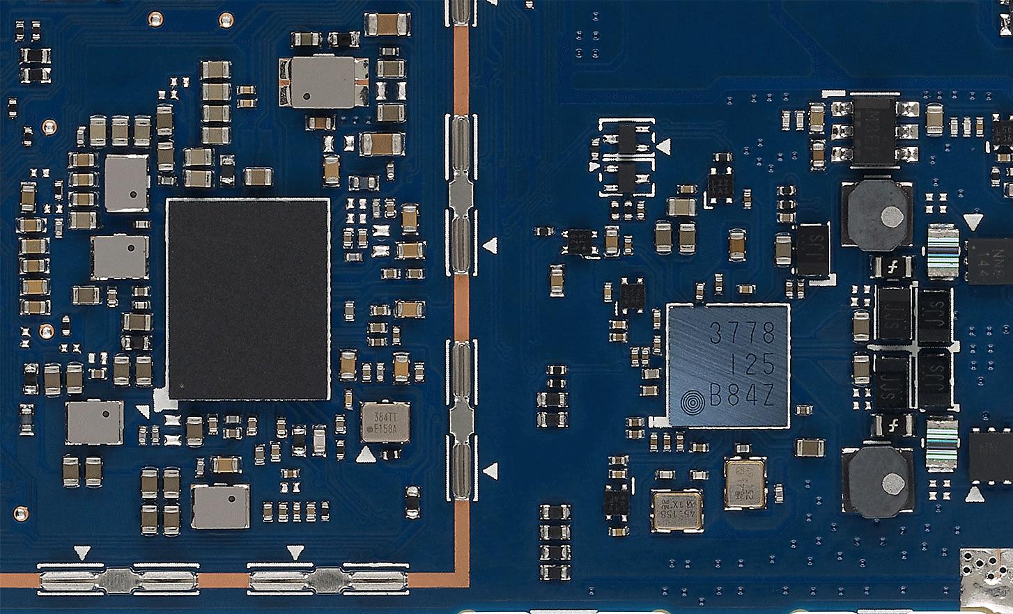 Imagen que muestra los componentes de alto nivel dentro del chasis del dispositivo NW-A306.