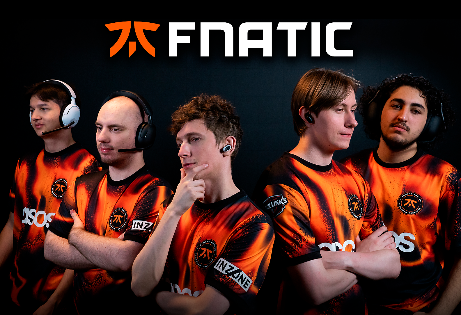 Slika tima tvrtke Fnatic za VALORANT na tamnoj pozadini s logotipom Fnatic ispred