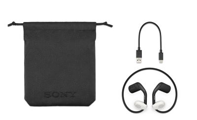 Imagen de los audífonos Sony Float Run, un cable de carga y una bolsa de transporte