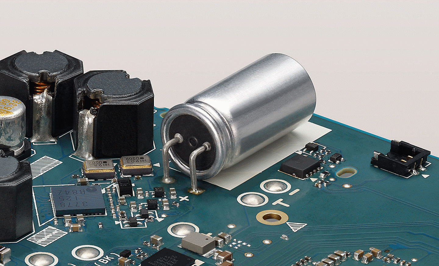 A close up image of the NW-ZX707 large solid high polymer capacitor.
