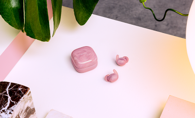 Cặp tai nghe LinkBuds Fit màu hồng cẩm thạch sành điệu được bày ra trên mặt phẳng.