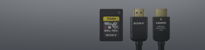 כרטיס Tough SD של Sony ושני כבלי Sony שחורים על רקע אפור