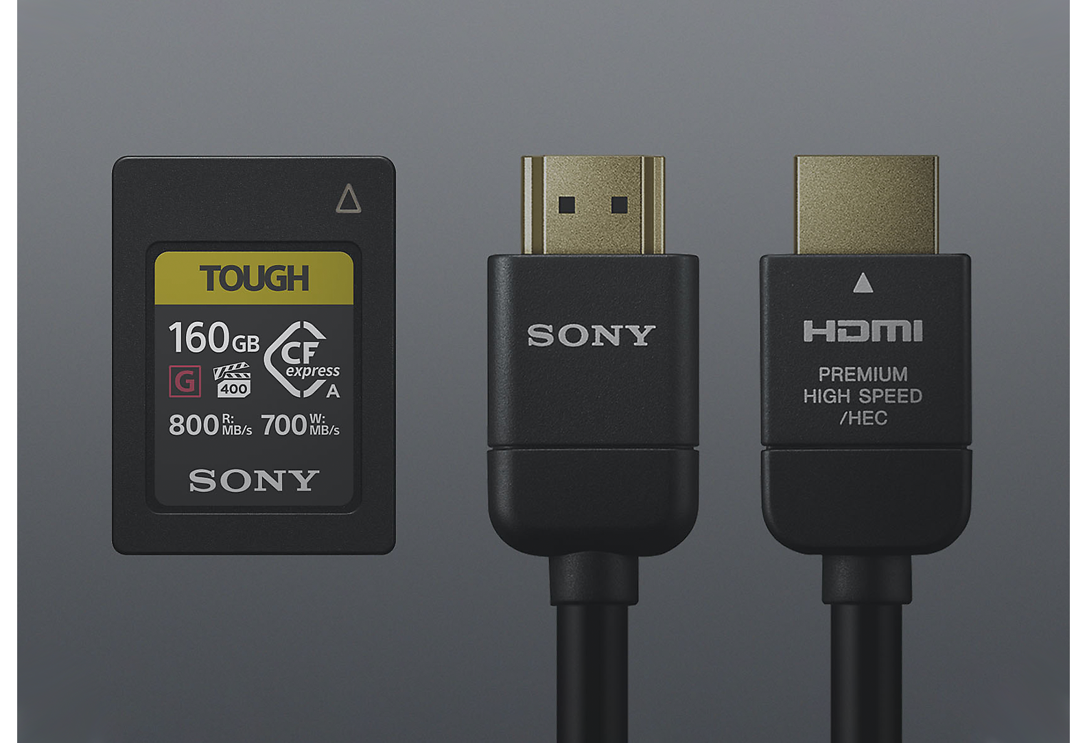 Um cartão SD Tough Sony e dois cabos Sony em preto num fundo cinzento