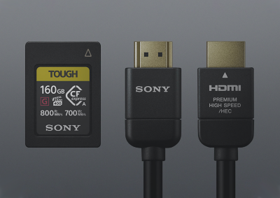 Una tarjeta SD resistente de Sony y dos cables negros de Sony sobre un fondo gris