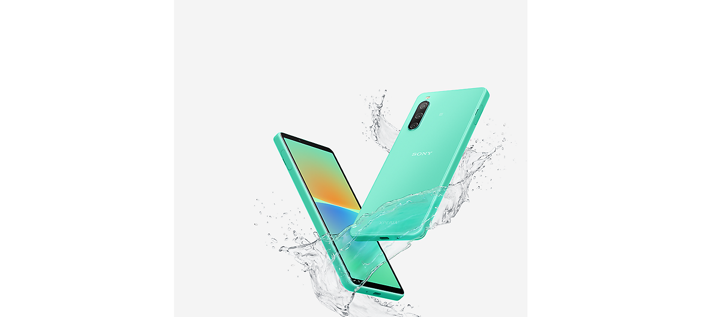 Dva smartphony Xperia 10 IV v mátově zelené barvě obklopené stříkající vodou