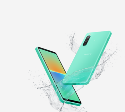 Δύο smartphone Xperia 10 IV σε πράσινο, περιτριγυρισμένα από πίδακες νερού