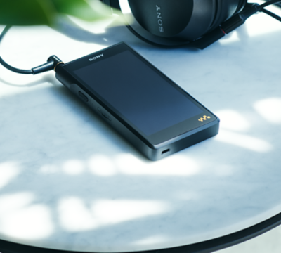 Walkman® WM1AM2 sobre una mesa, conectado a unos audífonos con cable