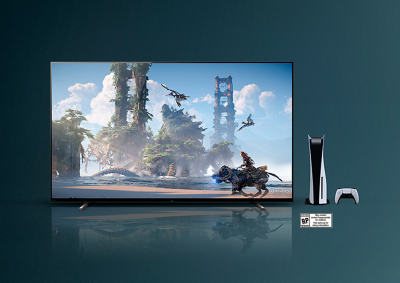 Escena del juego Horizon Forbidden West™ en un TV BRAVIA TV con una consola PS5™ y el mando al lado