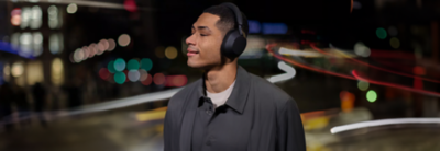 WH-1000XM5 헤드폰을 착용하고 눈을 감고 있는 남성