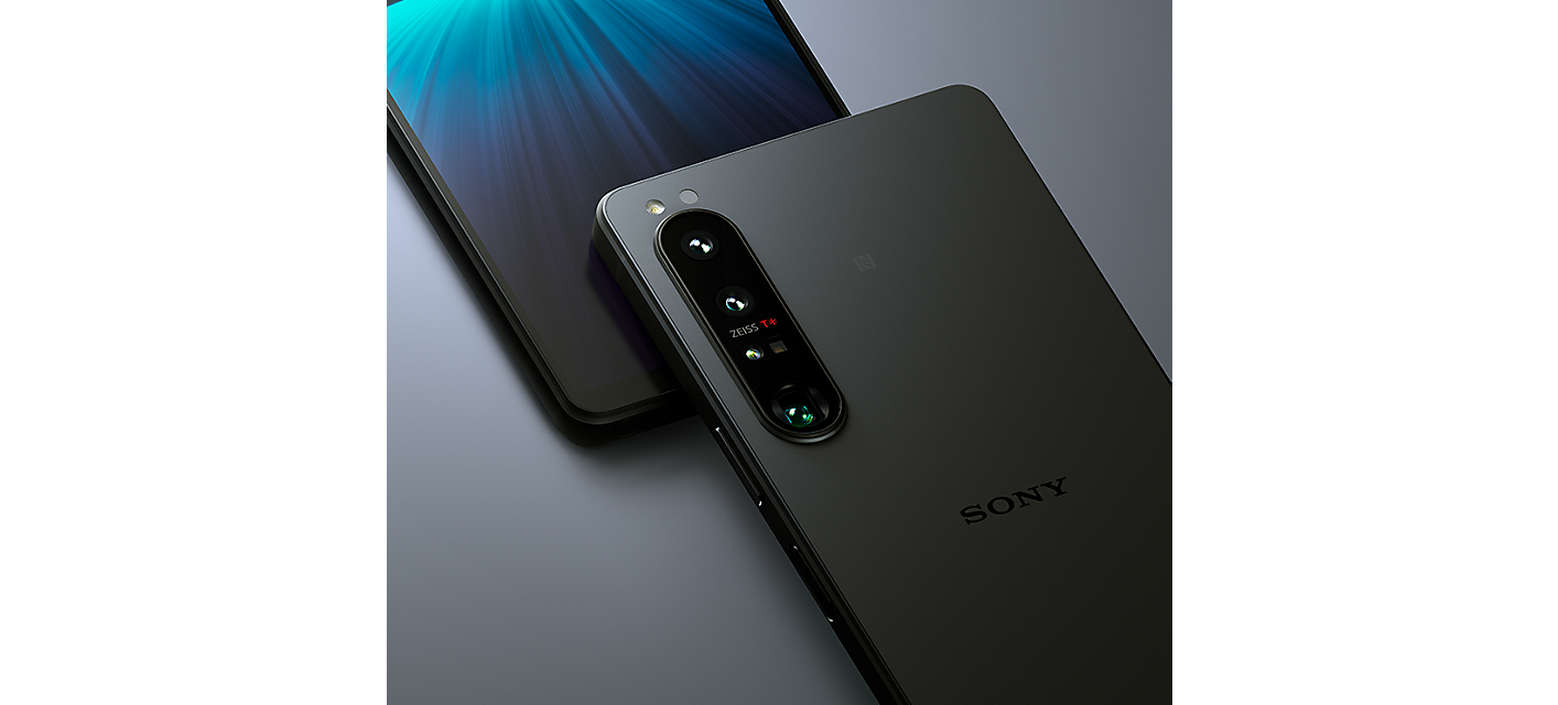 Xperia 1 IV, front and back