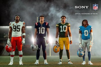 四位不同球隊的美式足球員並肩站在體育場上，手中拿著頭盔，頂端角落有 NFL 標誌和 NFL 專用的 Sony 官方耳機。