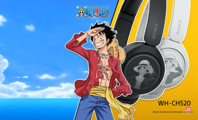 Personaggio di anime con camicia rossa e cappello di paglia che saluta con sullo sfondo un cielo blu. Due paia di cuffie di Sony, bianche e nere, presentano lo stesso design del personaggio. Testo: "WH-CH520.