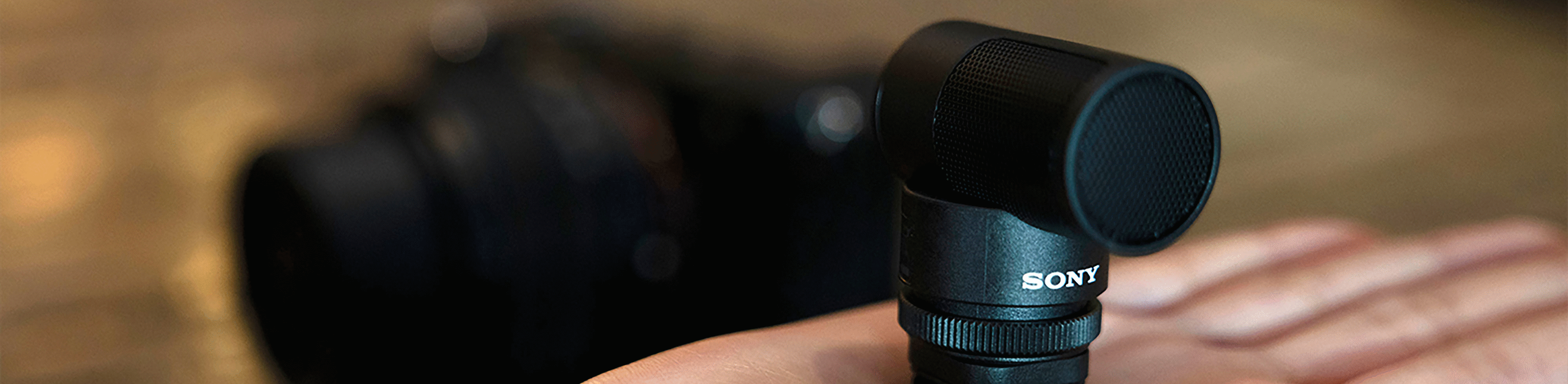 Fotografia mikrofónu ECM-G1 na ruke, dostatočne kompaktný, aby sa zmestil do jednej ruky.