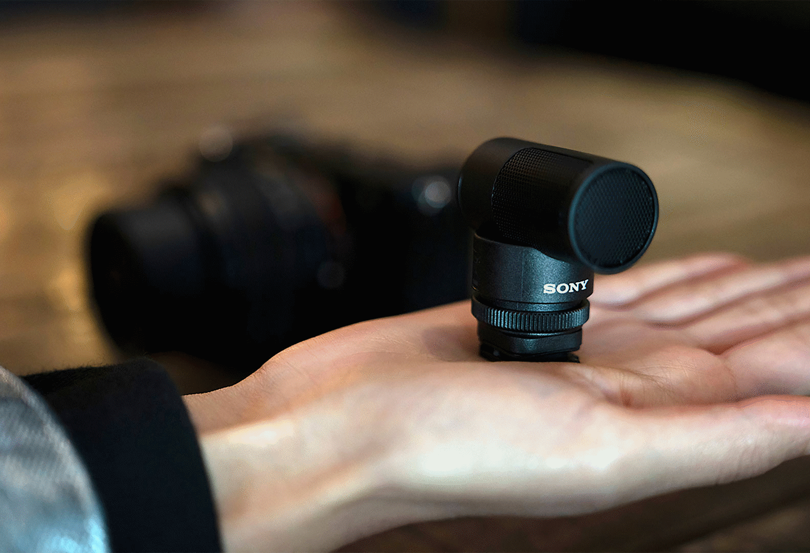 Ein Foto des ECM-G1, das zeigt, dass das Mikrofon kompakt genug ist, um in eine Hand zu passen.