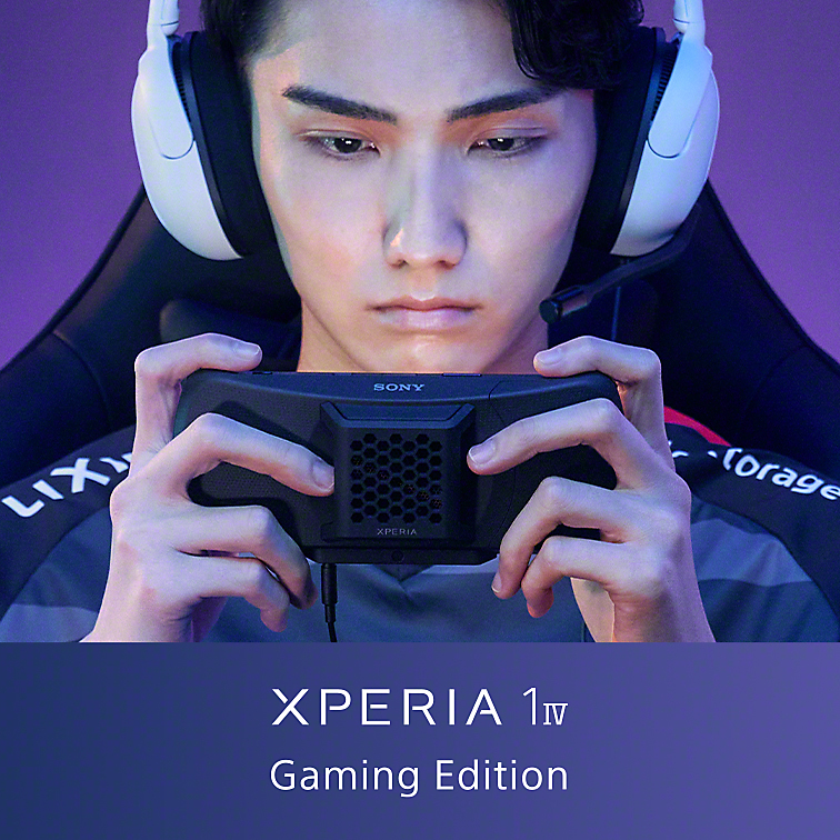 在「Xperia 1 IV 遊戲版」文字的上方，一名專業玩家戴著耳機在 Xperia 1 IV 遊戲版上玩遊戲