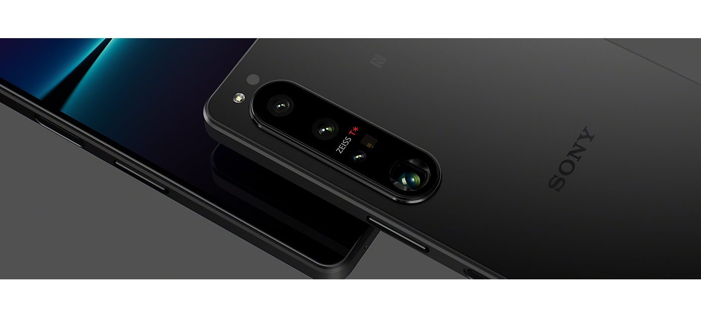 兩支 Xperia 1 IV 智慧型手機，一支顯示幕側朝上，另一支則露出三鏡頭的後方相機