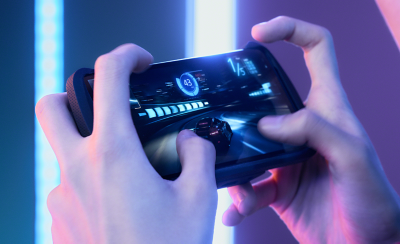 Close-up on a gamer's hands playing on the Xperia 1 IV Gaming Edition