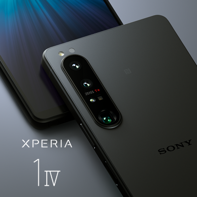 Xperia 1 IV 標誌旁有兩部 Xperia 1 IV 智能手機，背景是灰色。