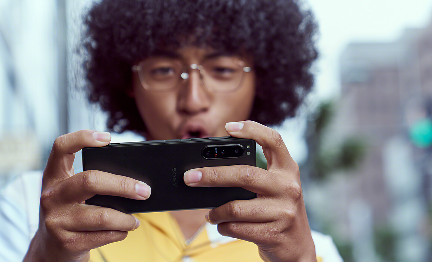 Muž hraje hru na smartphonu Xperia 5 IV