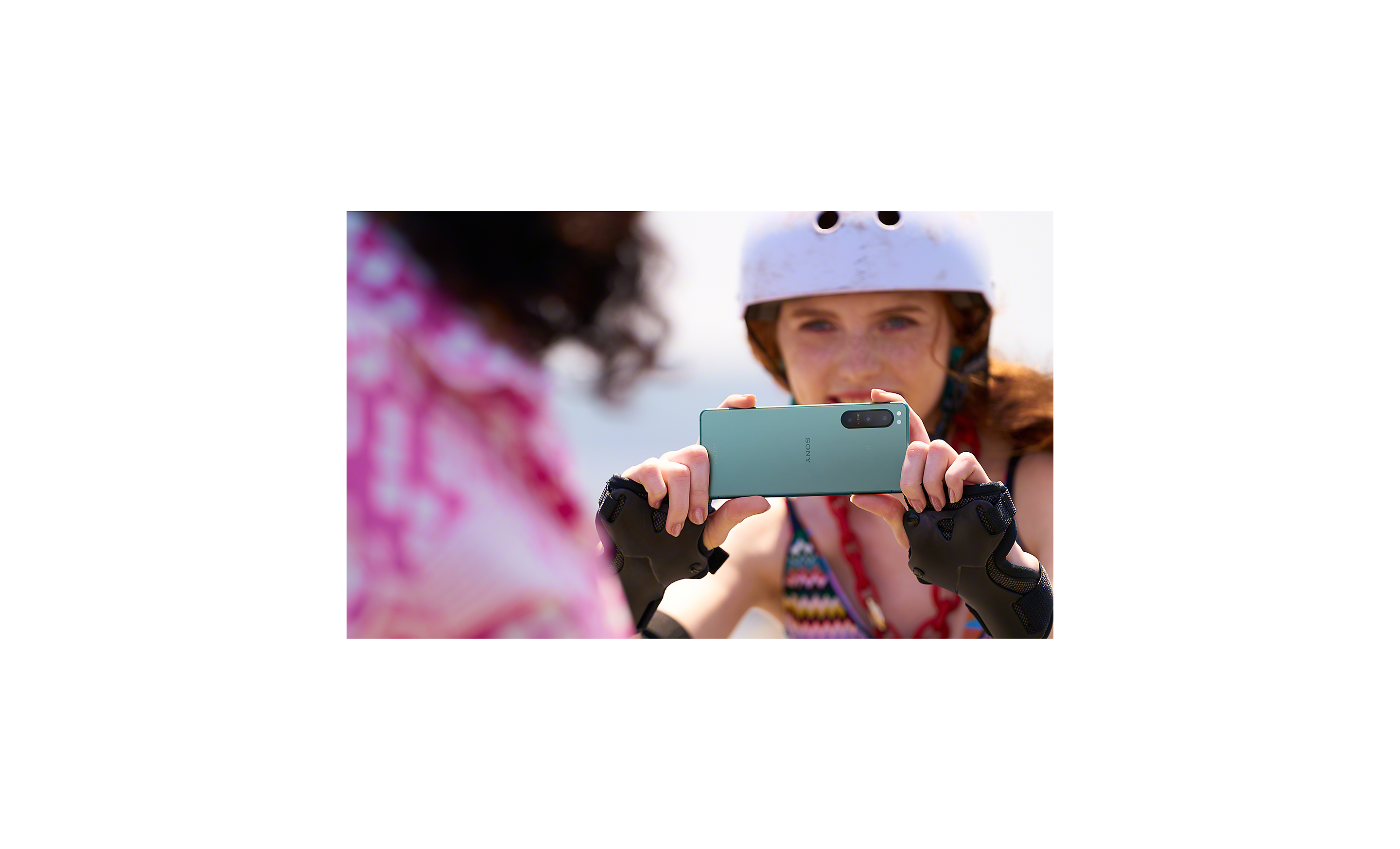 Žena na korčuliach používajúca smartfón Xperia 5 IV na nahrávanie videa