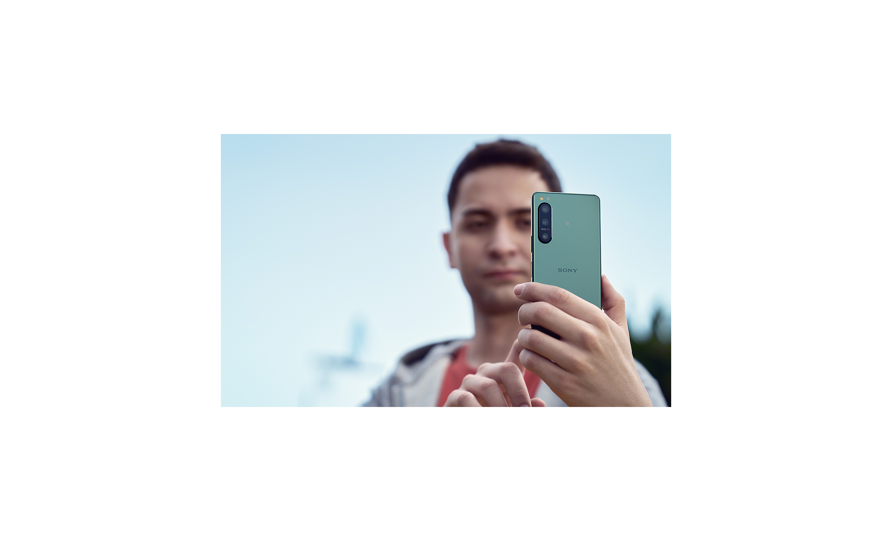 Muž so smartfónom Xperia 5 IV fotografuje