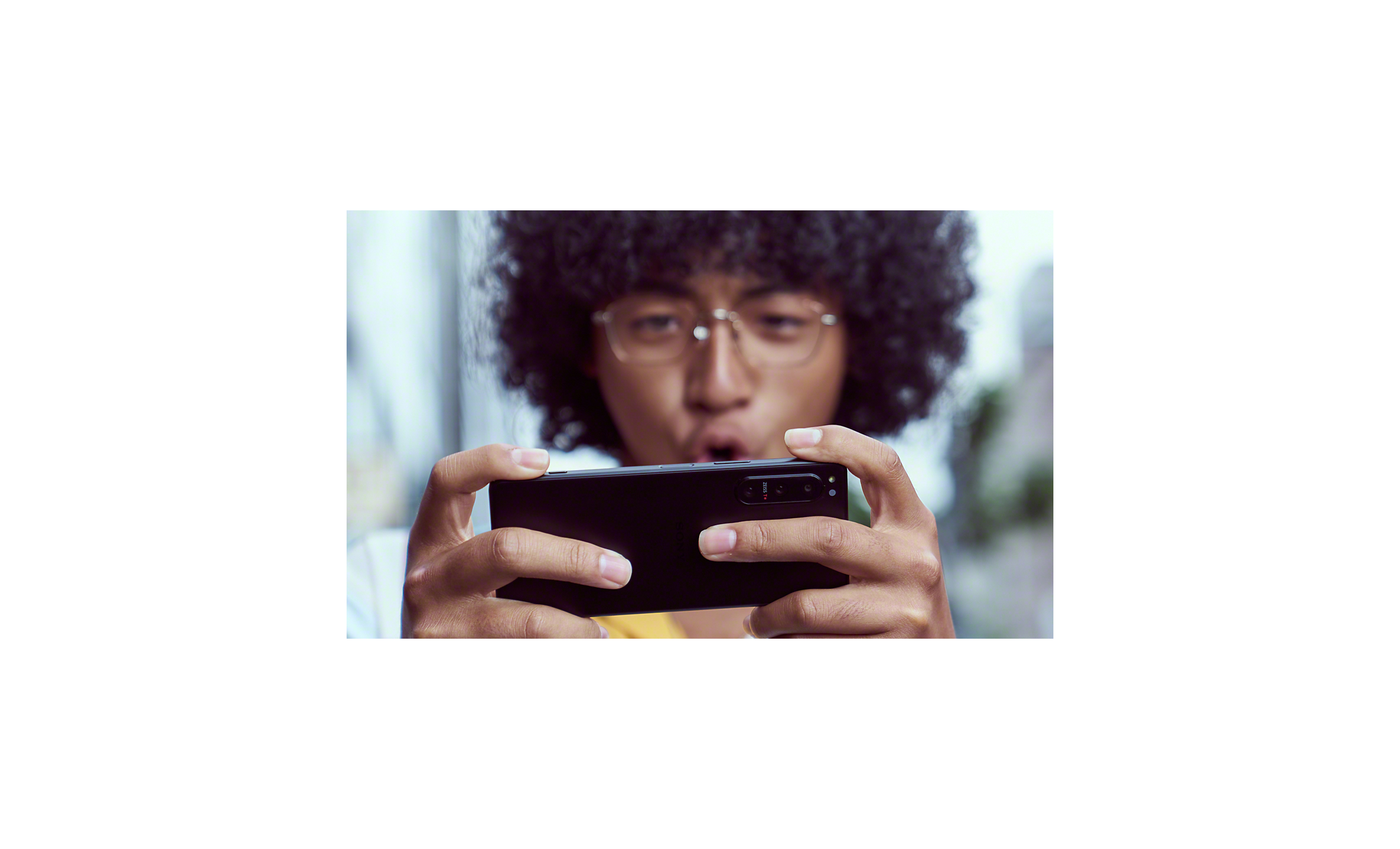Muž, ktorý hrá na smartfóne Xperia 5 IV